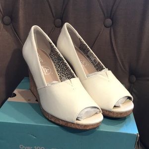 Women’s Toms Shoes, Size 9, White, NWB